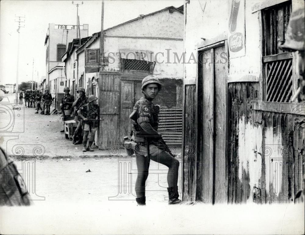 1967 Press Photo French soldiers securing peace during referendum - Historic Images