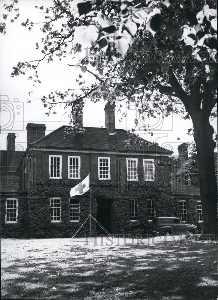 Press Photo House With Red Cross Flag Outside - Historic Images