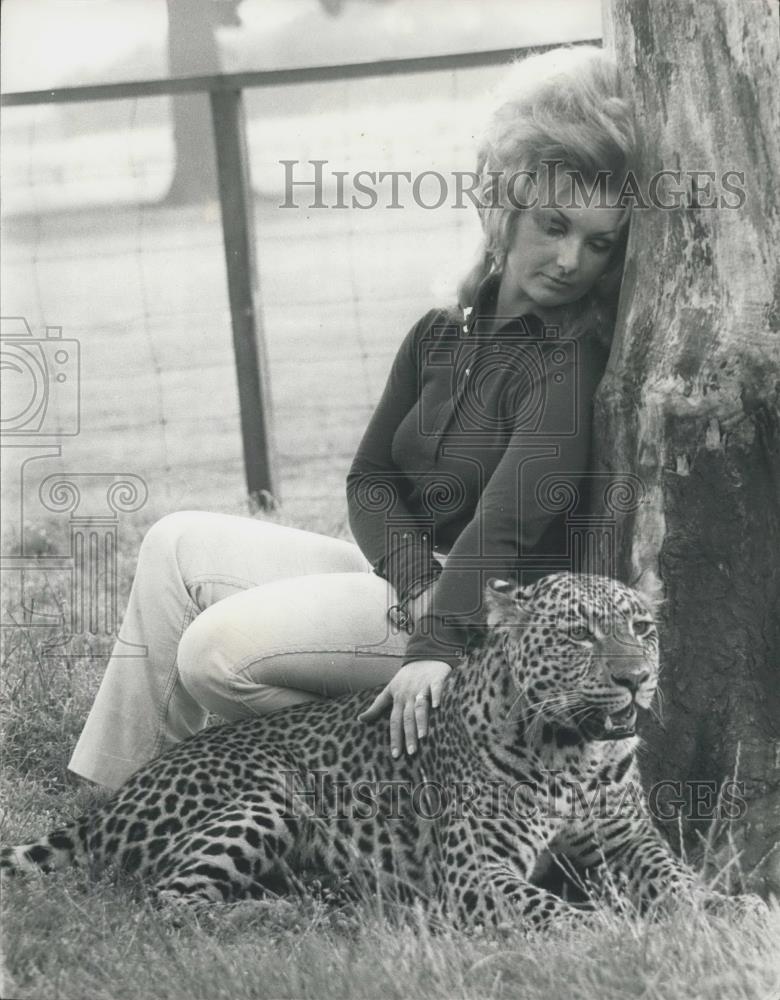 Press Photo Sherwood Zoo ,Stella Fentonand a leopard - Historic Images