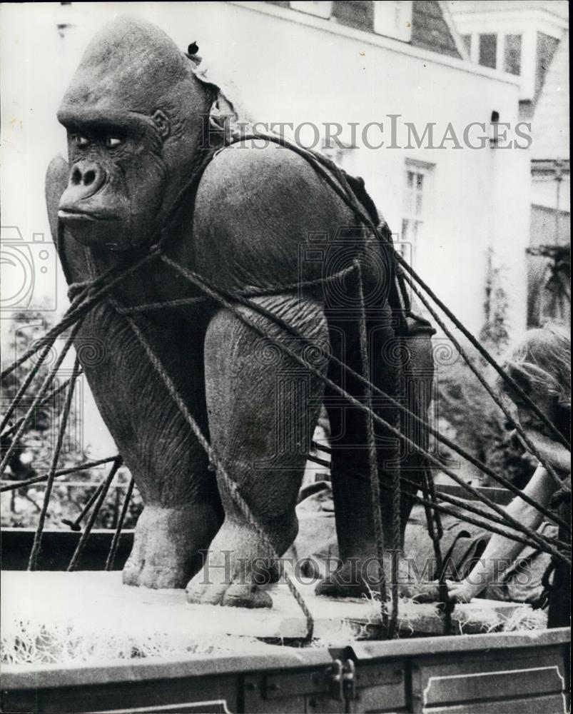 Press Photo Many Londoners were amazed to see what appeared to be a life-like - Historic Images