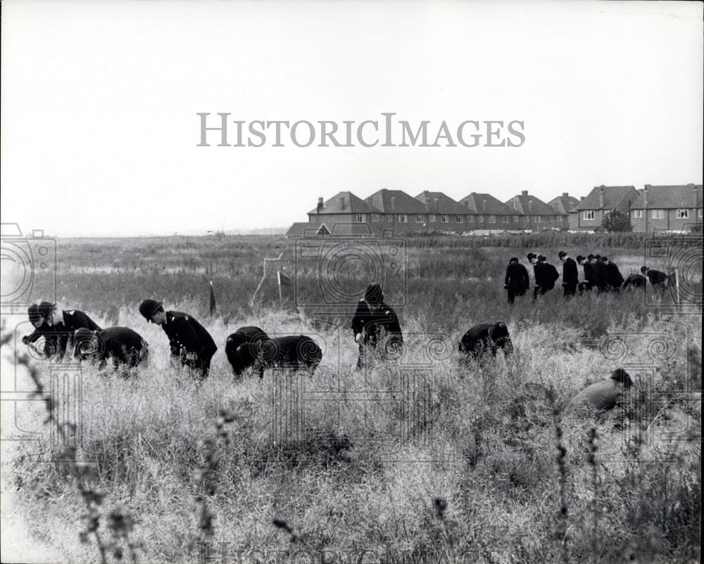 1962 Press Photo Searching for Weapon that Killed Carol Ann White Age 16 - Historic Images