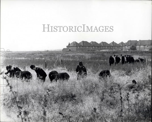 1962 Press Photo Searching for Weapon that Killed Carol Ann White Age 16 - Historic Images