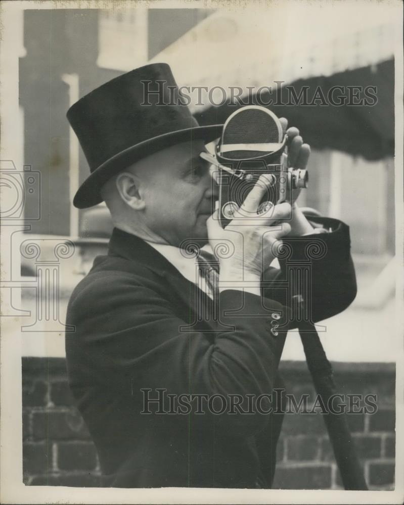 1953 Press Photo Top-hatted guest taking a photographic record of a wedding - Historic Images