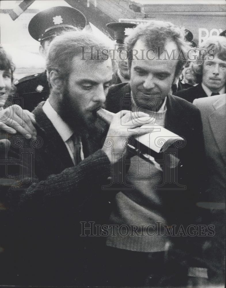 1973 Press Photo Roger Mallinson, & Roger Chapman rescued from their mini-sub - Historic Images