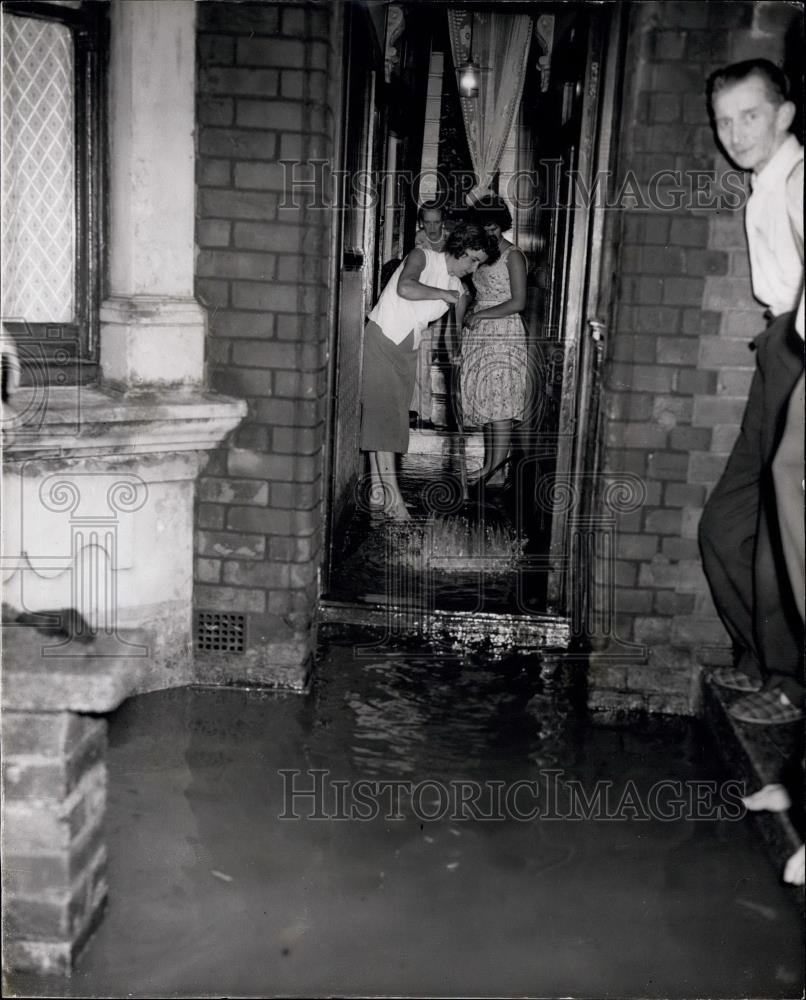 1959 Press Photo Flooded Home South England Woman Sweeping Water - Historic Images