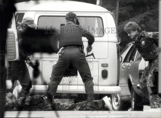 1982 Press Photo Terrorist Arrested at Polish Embassy in Berne - Historic Images
