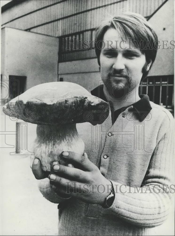 Press Photo Jan Tomasek &amp; giant edible mushroom - Historic Images