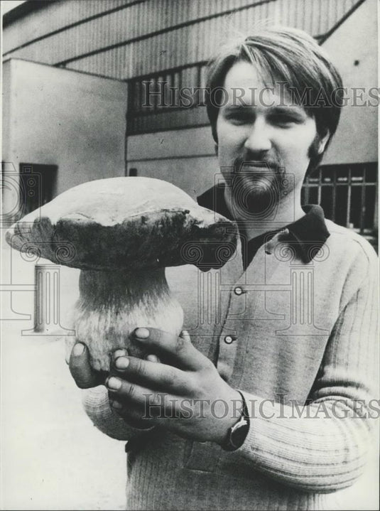 Press Photo Jan Tomasek & giant edible mushroom - Historic Images