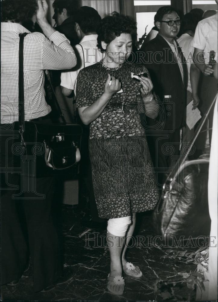 Press Photo Asian Woman At Check In In Athens Greece - Historic Images