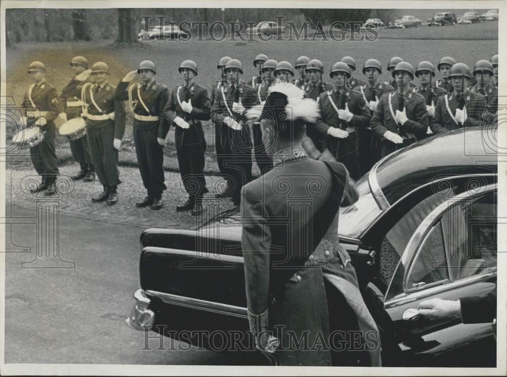 1957 Press Photo German Armed Forces - March for Diplomats. - Historic Images