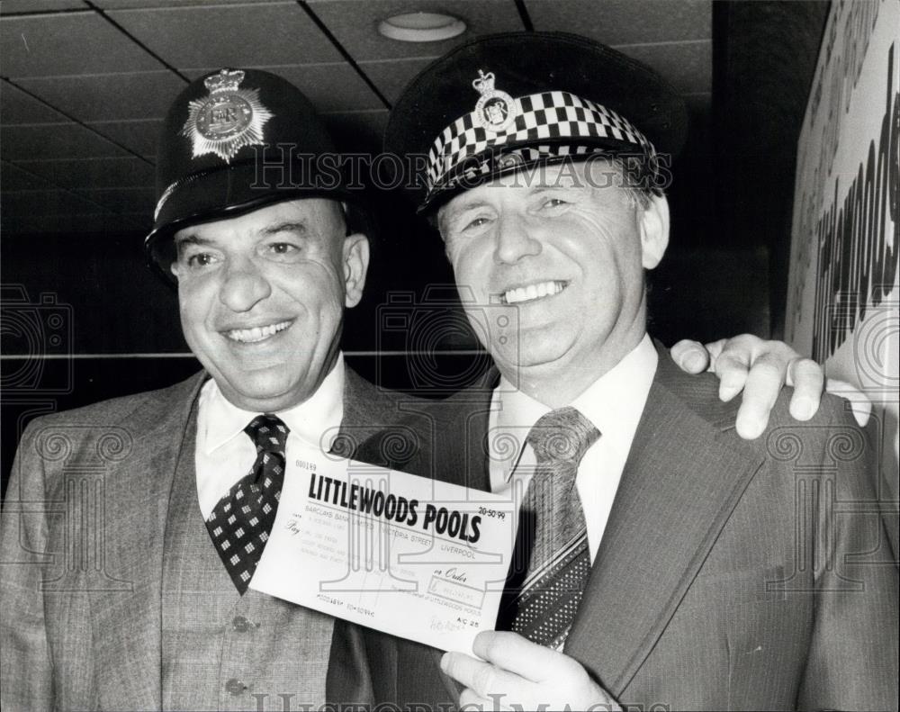 1980 Press Photo actor Telly Savales with London cop Joe Fryer, pool winner - Historic Images