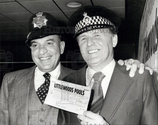 1980 Press Photo actor Telly Savales with London cop Joe Fryer, pool winner - Historic Images