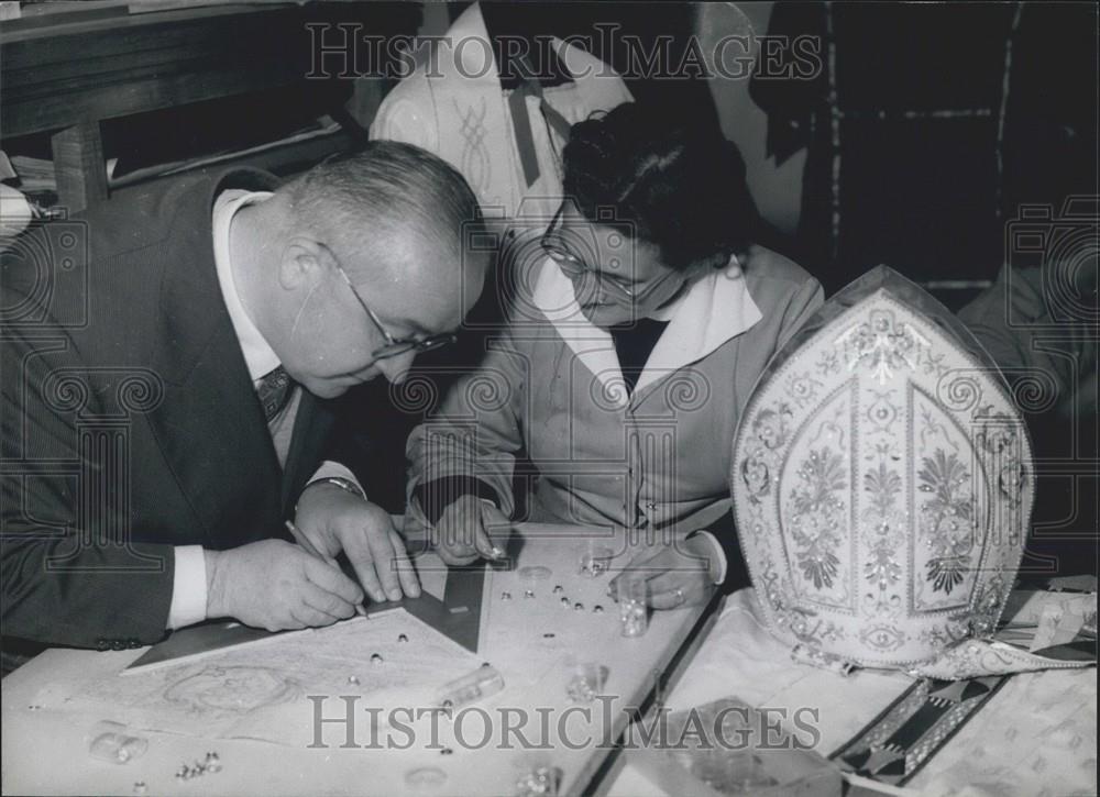 Press Photo craftwomen at work on a beautifully embroidered Mitre - Historic Images