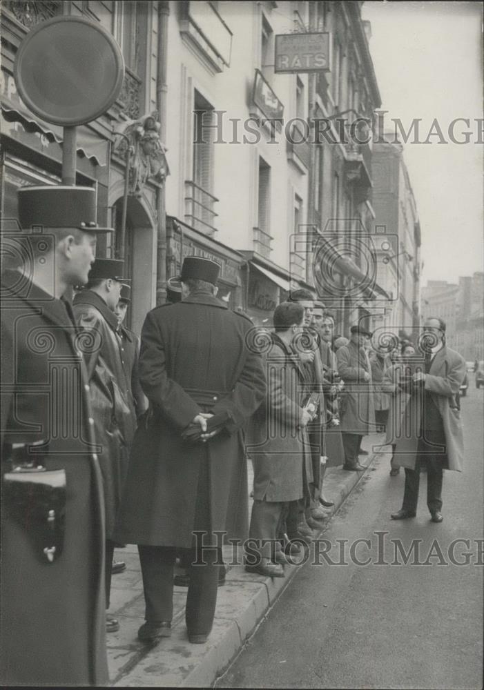 1960 Press Photo Newsmen banned from Elysee Palace where General De Gaulle was - Historic Images