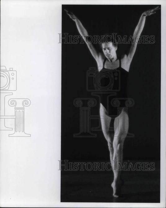 1976 Press Photo Kelly Holt in Brancusi - cvp24005 - Historic Images