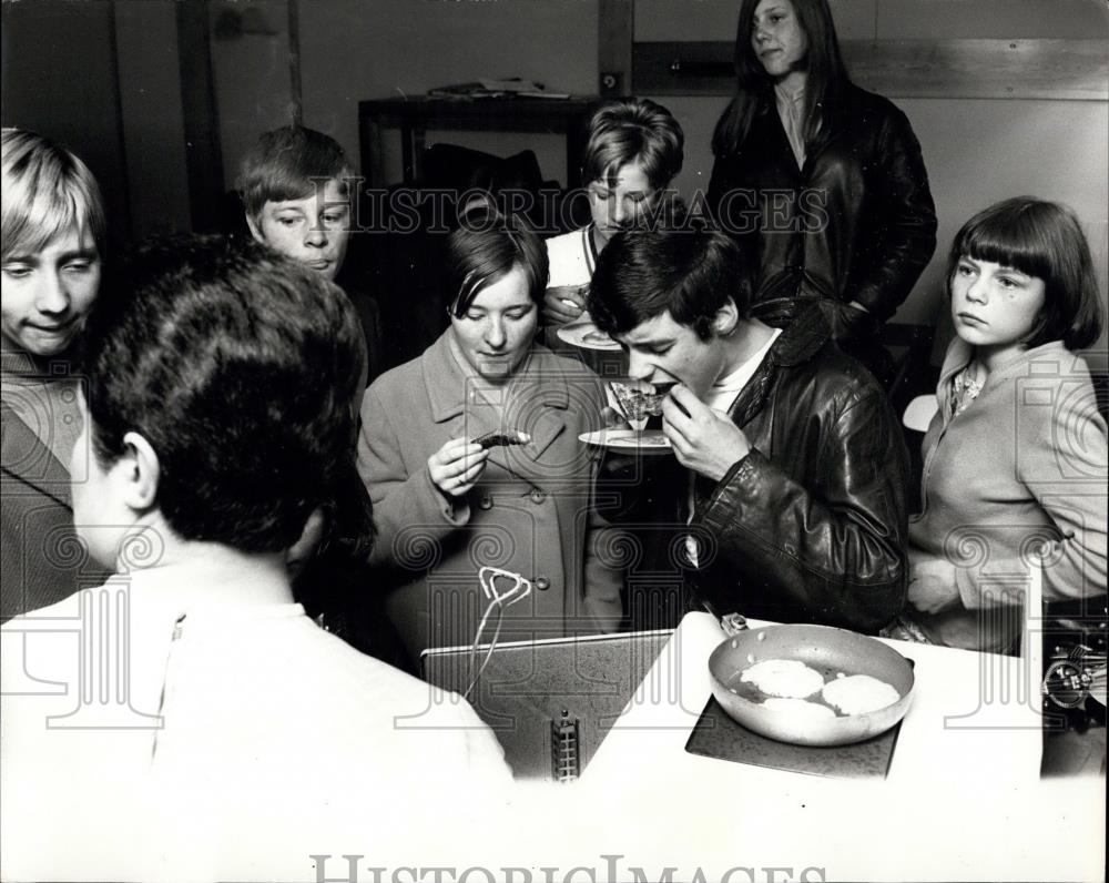 Press Photo Cookery, home management , and beauty culture - Historic Images