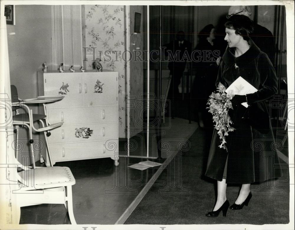 1957 Press Photo Princess Margaret At British Colour Council - Historic Images