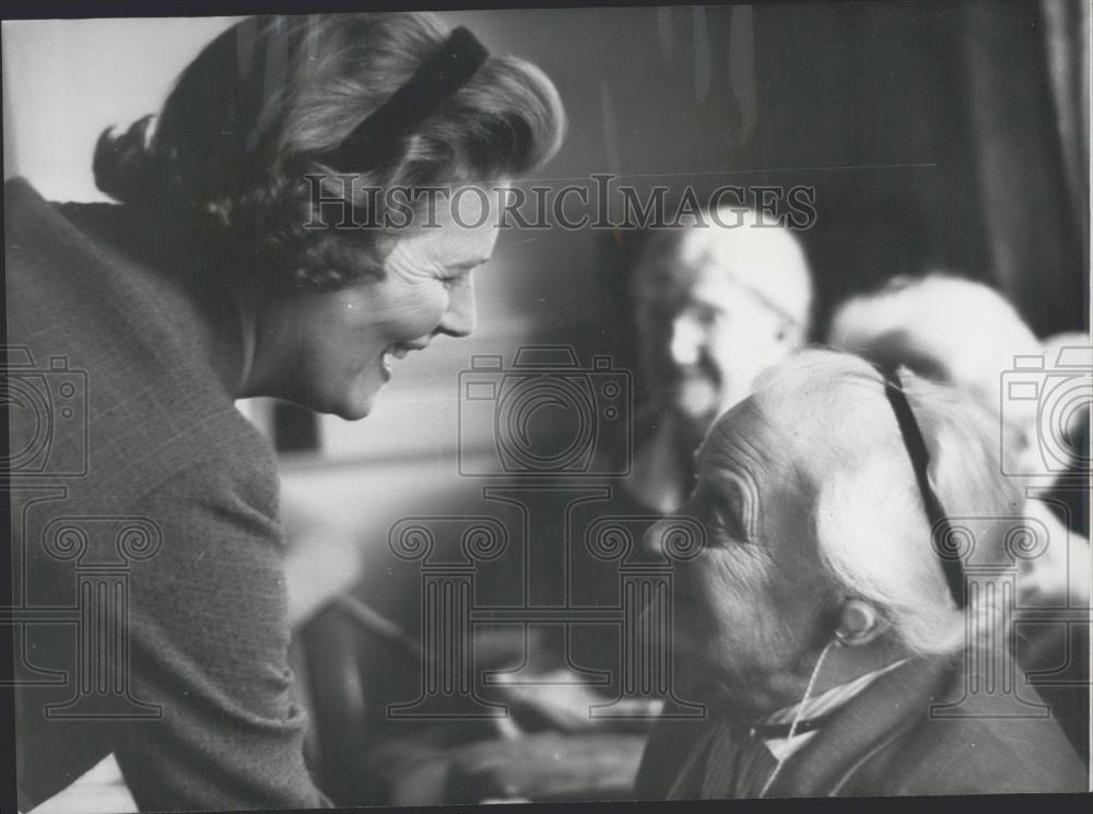 1964 Press Photo Mary Soames Campaigning For Husband Snaresbrook Rest Home - Historic Images