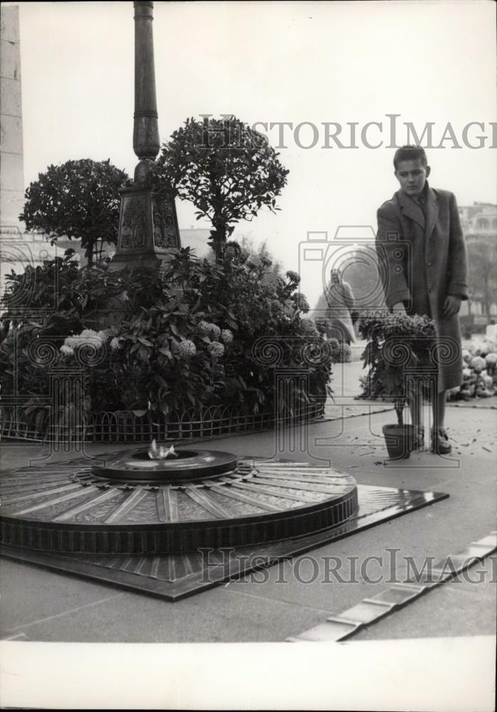 1953 Press Photo Young Parisian Places Flowers At Tomb Of The Unknown Soldier - Historic Images