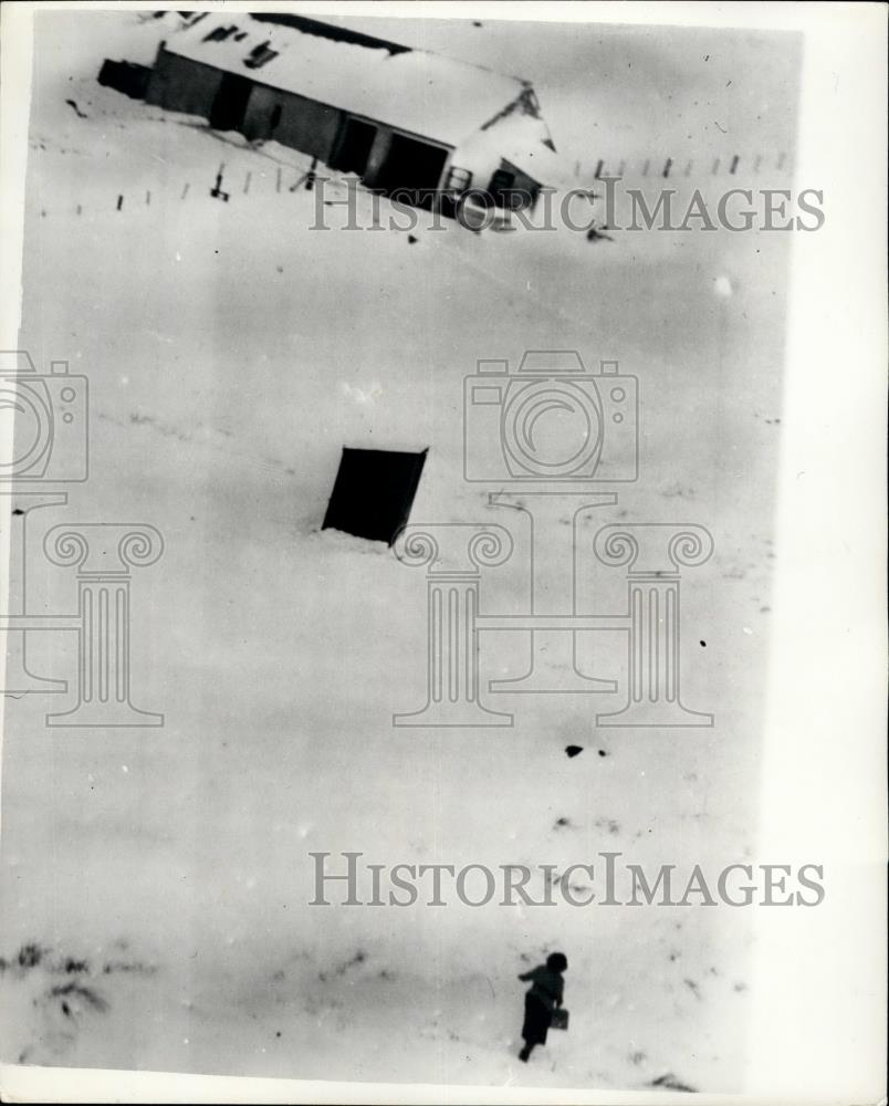 1955 Press Photo Food drops by Helicopter for snowed in Scottish people - Historic Images