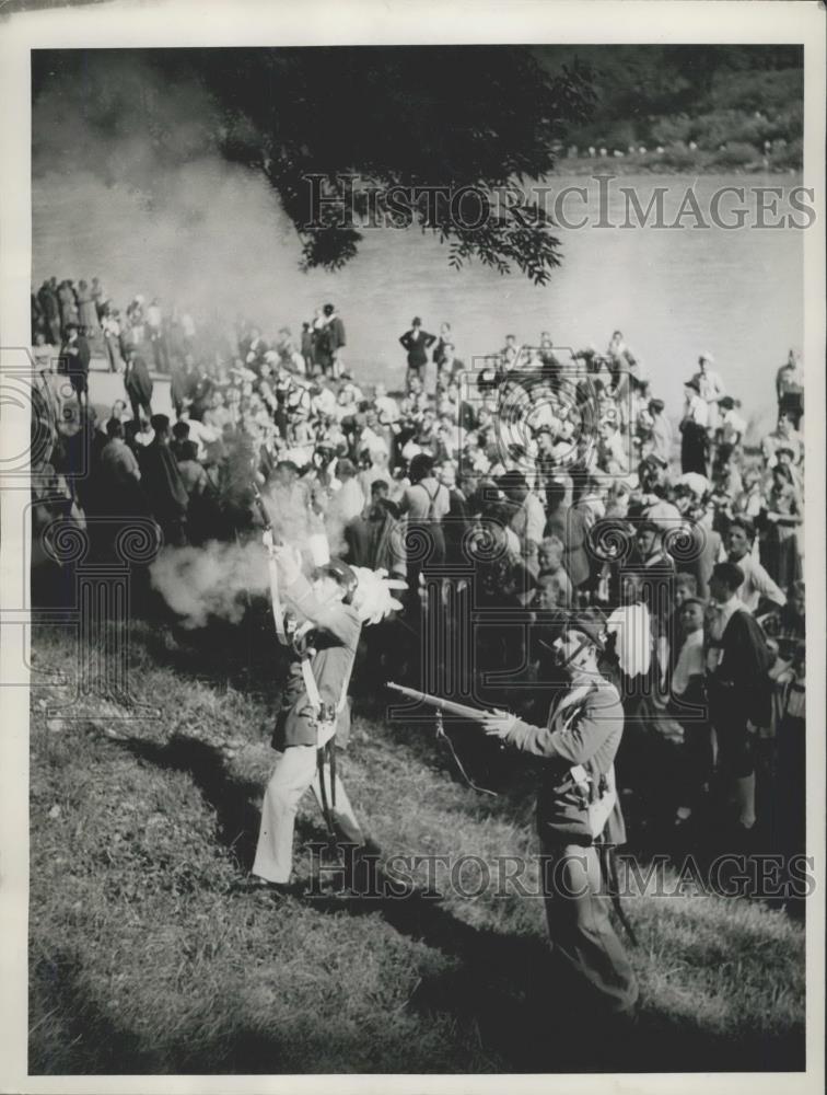 Press Photo Pirate Fighting on Salzach River-re-enactment in Germany - Historic Images