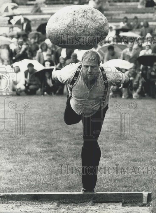 1986 Press Photo Swiss "Schwing - and Aelplerfest" stone throwing contest - Historic Images