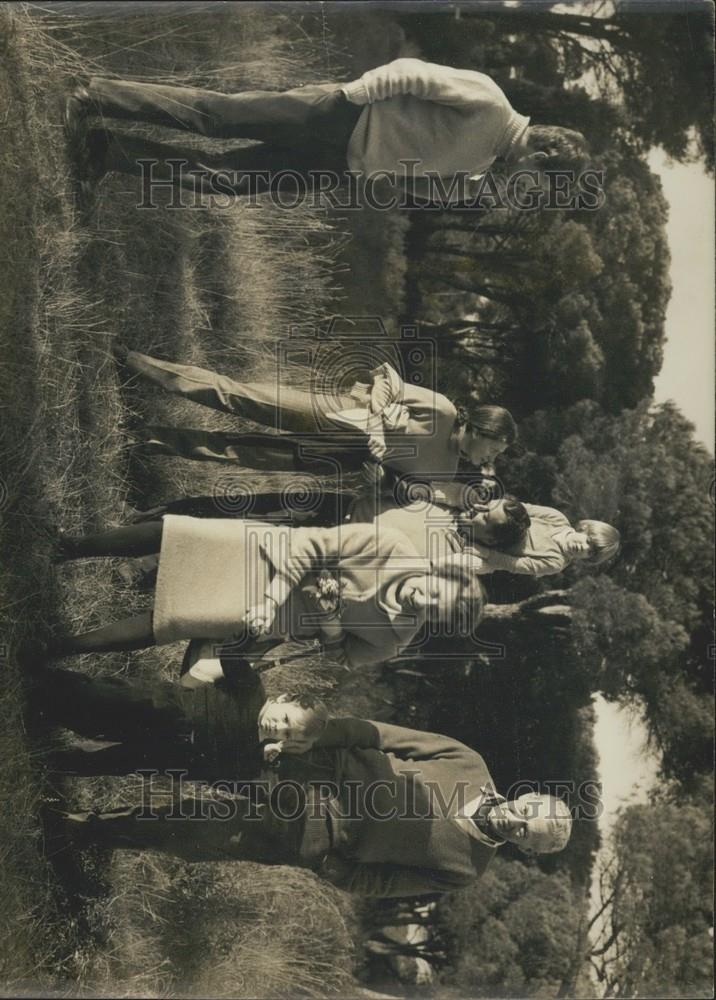 1968 Press Photo Couve de Murville's Family Walks Frejus Woods - Historic Images
