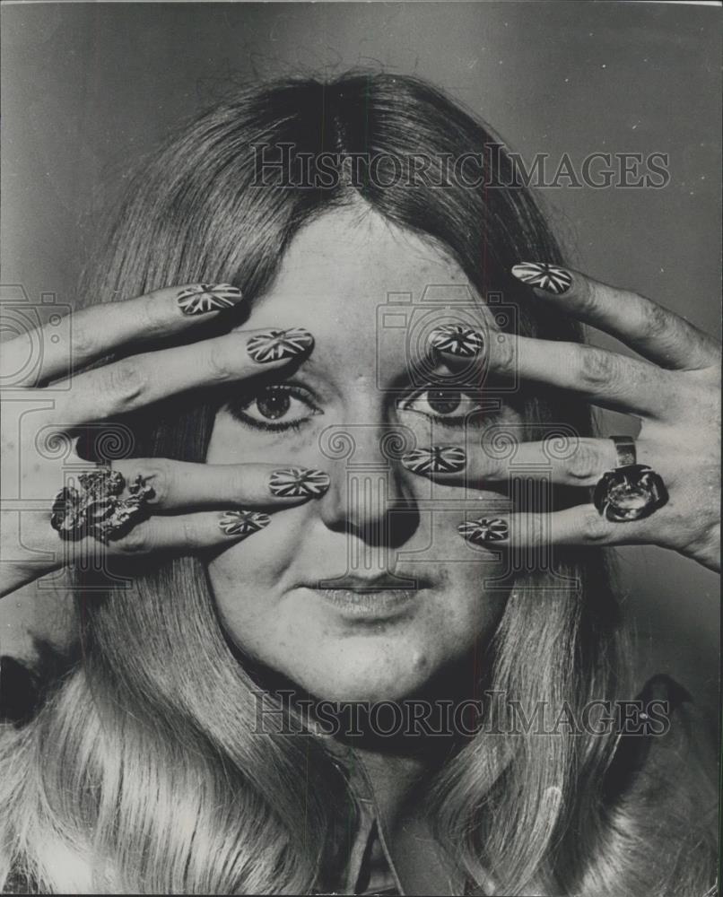 Press Photo Heather Coogan from Devon with patriotic fingernails - Historic Images