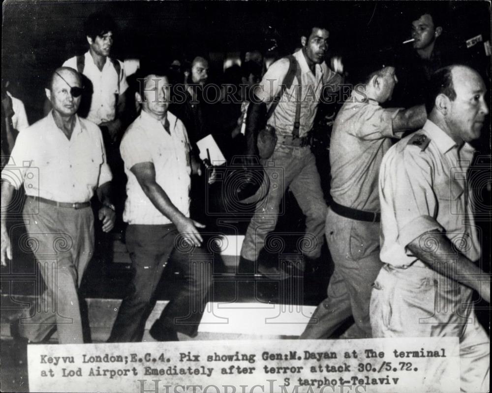 1972 Press Photo Israel Defense Minister, Moshe Dayan at LodAirport afterattack - Historic Images