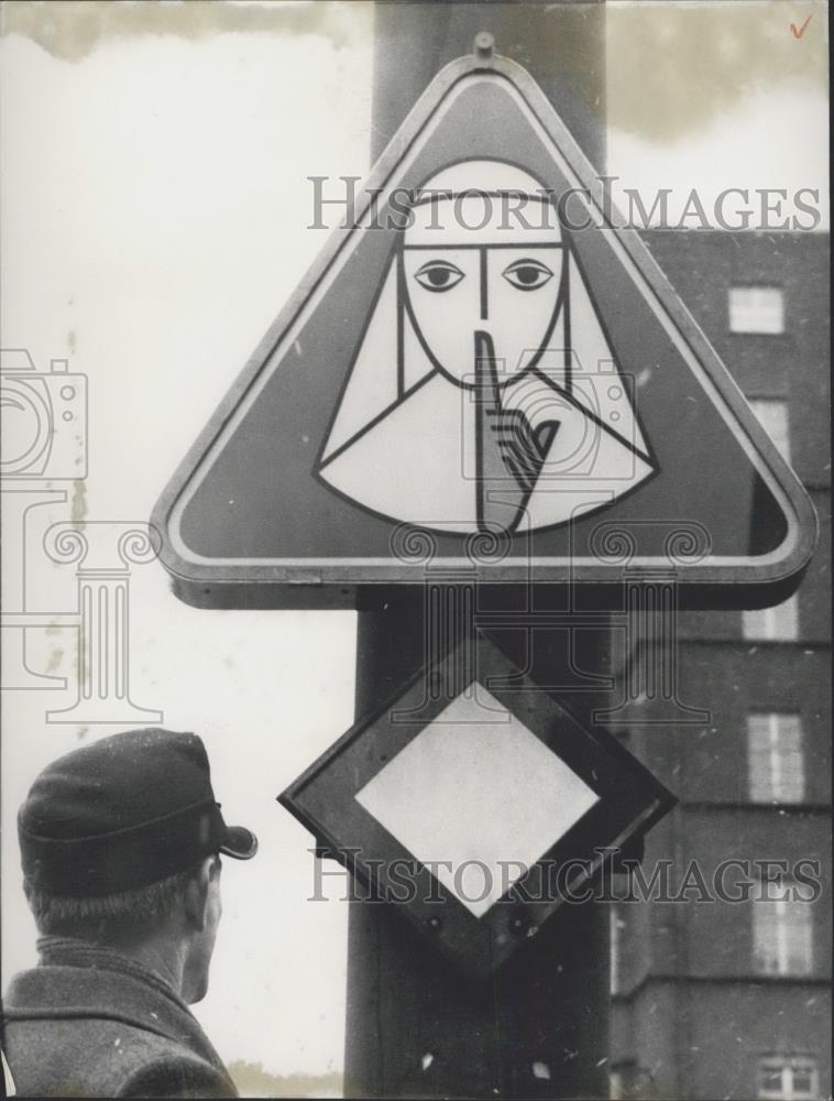 1957 Press Photo SIgn in Germany meaning &quot;Attention - Hospital&quot; - Historic Images