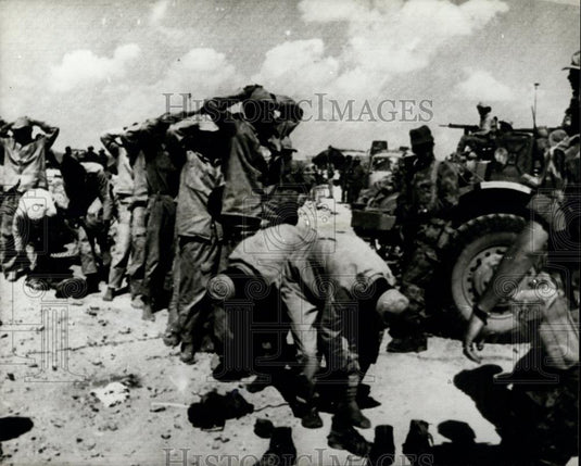 1967 Press Photo Unit of Egyptian Soldiers Taking Prisoners - Historic Images