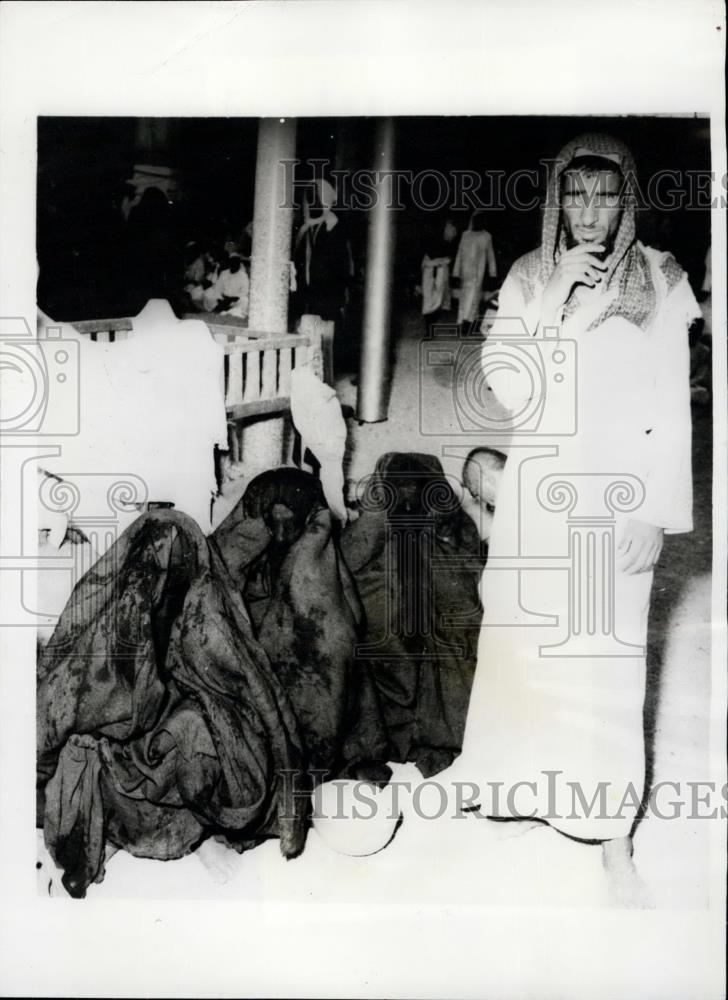 1957 Press Photo Egyptian Pilgrims Leave Suez For Mecca. Veiled Ladies Await - Historic Images