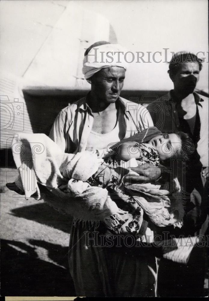 Press Photo Scenes Of The Earthquake In Algeria carries child with crushed legs - Historic Images