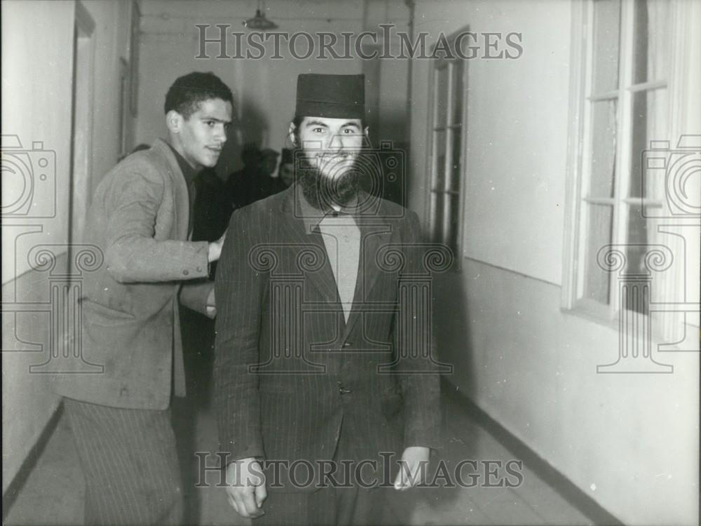 Press Photo A Bearded Man In A Suit Smiles - Historic Images