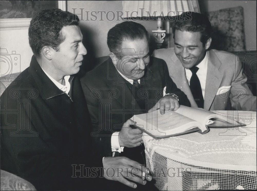 1954 Press Photo Charly Chapin's sons Sidney and Charles filming in Germany. - Historic Images