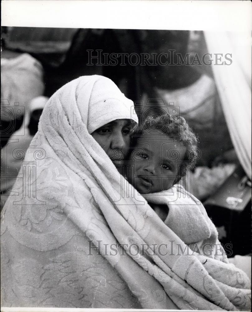 1960 Press Photo mother and her child after Agadir,Morrocco earthquake - Historic Images