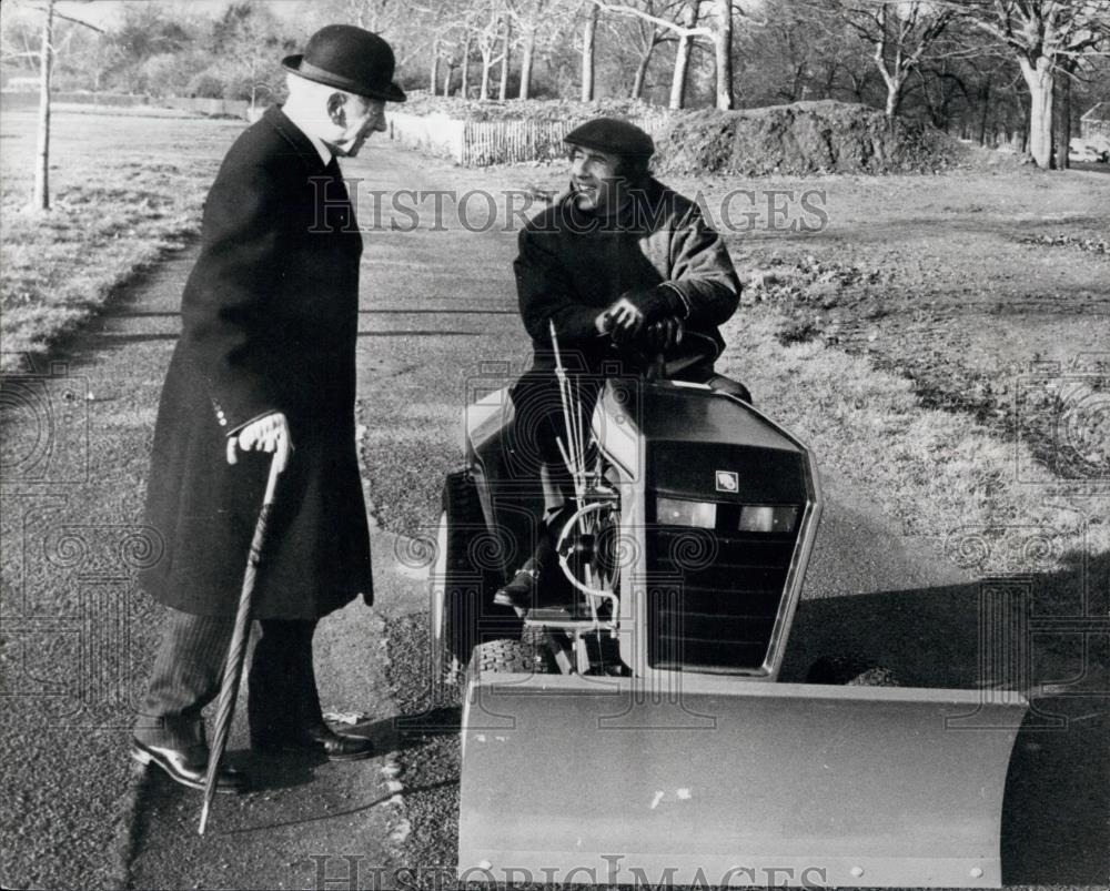 1980 Press Photo Mr. Pinestripe &amp; Race driver Jackie Stewart on a tractor - Historic Images