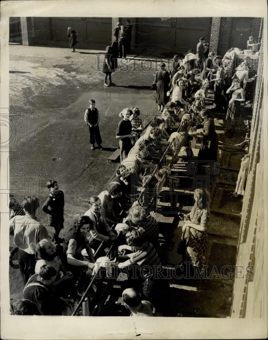 1953 Press Photo Refugees In West Berlin Do Washing - Historic Images