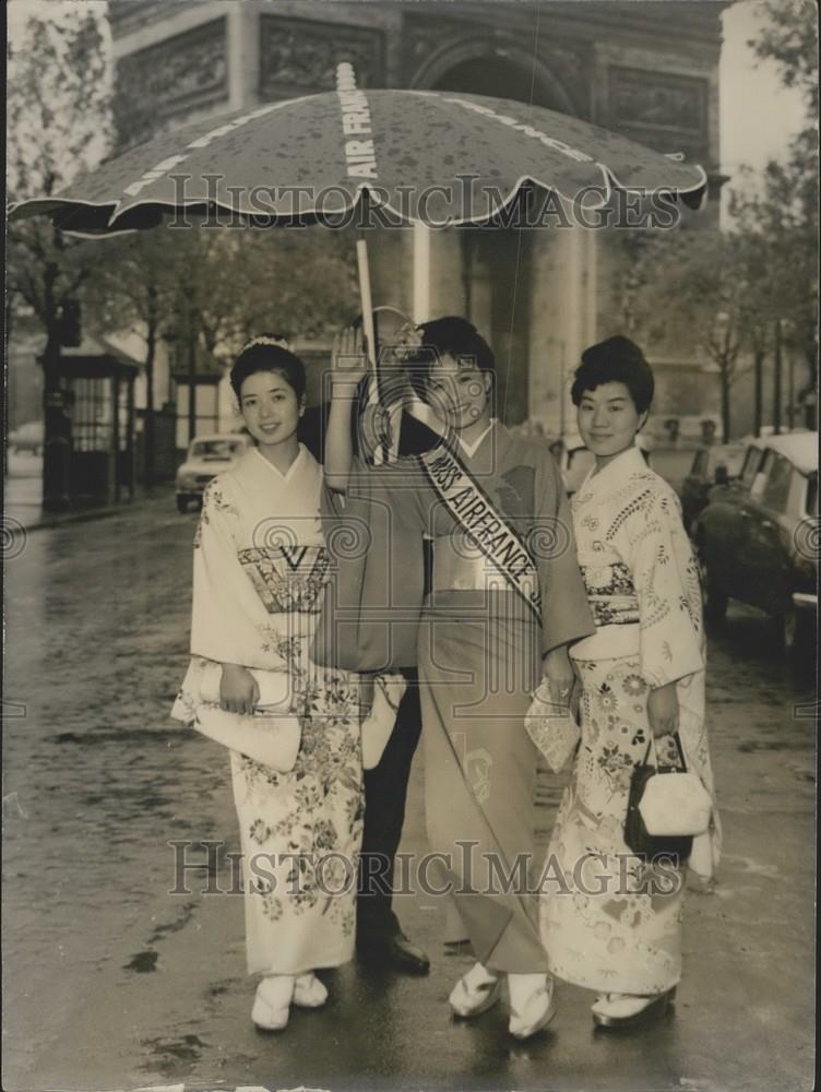 1967 Press Photo 'Miss Air France Japan' in Paris - Historic Images