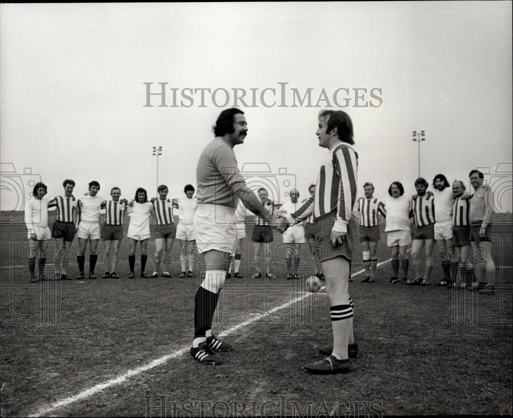 Press Photo Rev. John Jones, captain of Newham Vicars&J Jaggs of Publicans - Historic Images