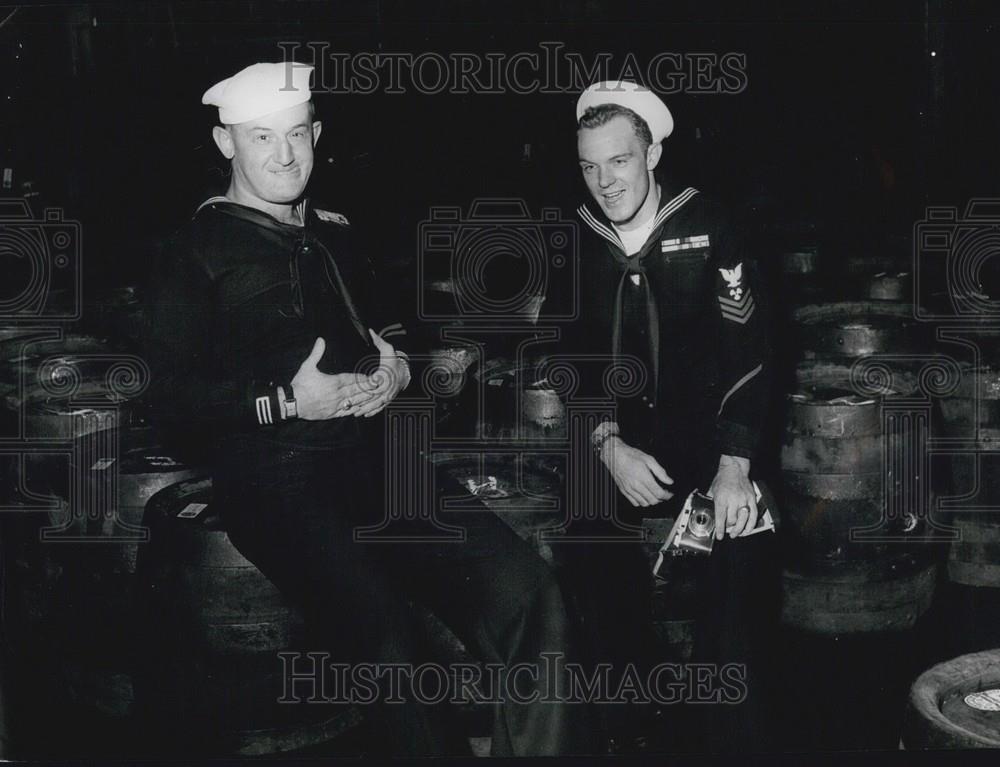 1956 Press Photo 2 US Mariners From Cruizer Desmoines - Historic Images