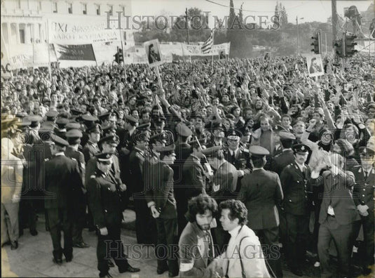Press Photo Soldiers standing in a crowd - Historic Images