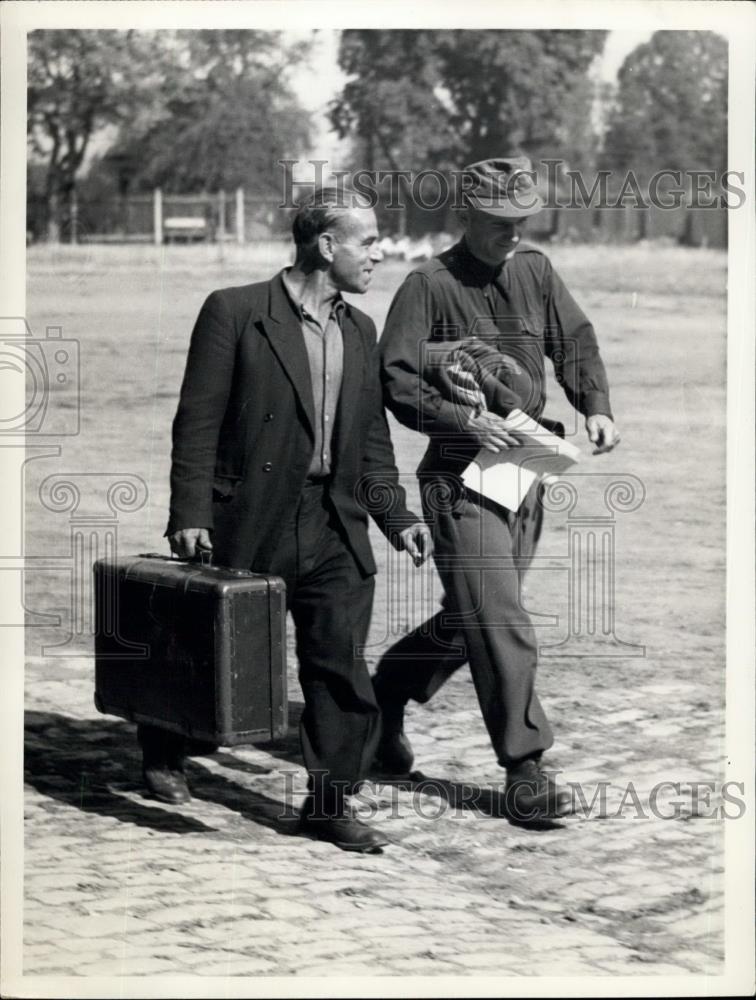 1953 Press Photo East Agents at the Judge - Historic Images