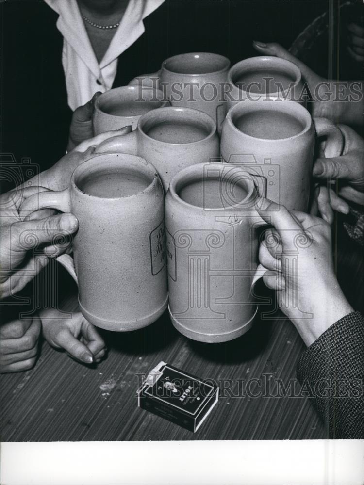 Press Photo Crowd Cheers Their Steins Before Chugging Them - Historic Images