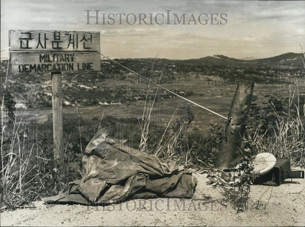 1972 Press Photo A jacket of an US-soldier and a shoe of a Chinese soldier - Historic Images