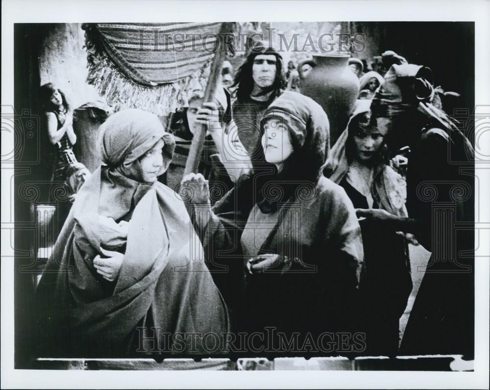 Press Photo A Woman Surrounded By A Crowd Looks Up - Historic Images