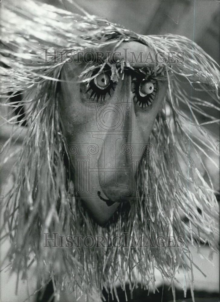 Press Photo artistic mask with straw hair and large nose - Historic Images