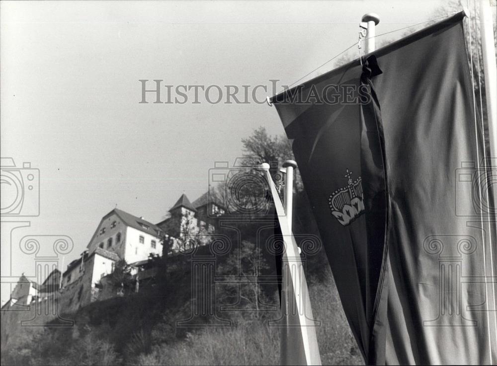 1989 Press Photo mourningcrapes on flags, Liechtenstein Prince Franz Josef dead - Historic Images