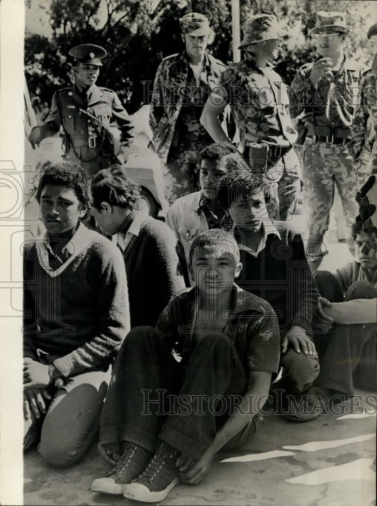 1976 Press Photo 1,800 Africans held in clean-up - Historic Images