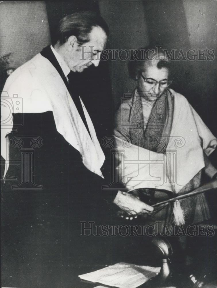 1973 Press Photo Mrs. Gandhi confers degree on Dr. Waldheim - Historic Images